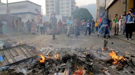 Regimegegner verbrennen Müll auf den Straßen Venezuelas. Sie protestieren gegen die angeblich manipulierte Wahl. 