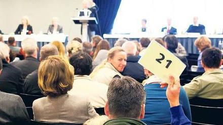 Einfach mitbieten. Wer einen der begehrten Holzpfähle erstehen wollte, musste den Nebenbuhler häufig um 1000 Euro überbieten.