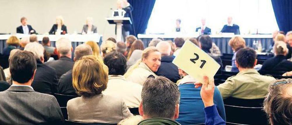 Einfach mitbieten. Wer einen der begehrten Holzpfähle erstehen wollte, musste den Nebenbuhler häufig um 1000 Euro überbieten.