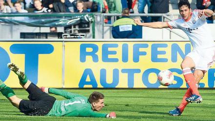 Da legst di nieda. Hannovers Torwart Ron-Robert Zieler (l.) kam bei den sechs Gegentoren eine undankbare Hauptrolle zu. Hier erzielt Claudio Pizarro das 1:6. Foto: dpa