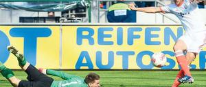 Da legst di nieda. Hannovers Torwart Ron-Robert Zieler (l.) kam bei den sechs Gegentoren eine undankbare Hauptrolle zu. Hier erzielt Claudio Pizarro das 1:6. Foto: dpa