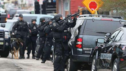 Ein SWAT-Team bezieht Stellung auf der Suche nach dem 19-jährigen Dzhokhar A. Tsarnaev.