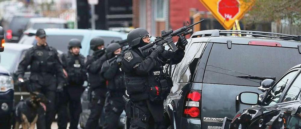 Ein SWAT-Team bezieht Stellung auf der Suche nach dem 19-jährigen Dzhokhar A. Tsarnaev.
