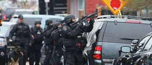 Ein SWAT-Team bezieht Stellung auf der Suche nach dem 19-jährigen Dzhokhar A. Tsarnaev.