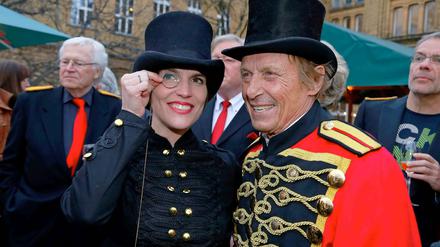 Manege frei. Claus Theo Gärtner bei seinem 70. Geburtstag mit Ehefrau Sarah.