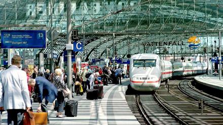 2015 wird der obere Teil des Berliner Hauptbahnhofs für drei Monate nicht befahren - wegen umfangreicher Reparaturen an dem eigentlich neuen Bahnhof.