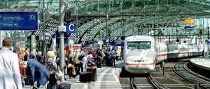 2015 wird der obere Teil des Berliner Hauptbahnhofs für drei Monate nicht befahren - wegen umfangreicher Reparaturen an dem eigentlich neuen Bahnhof.