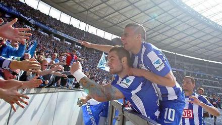 Ab in die Kurve: Pierre-Michel Lasogga und Änis Ben-Hatira feiern mit den Hertha-Fans.
