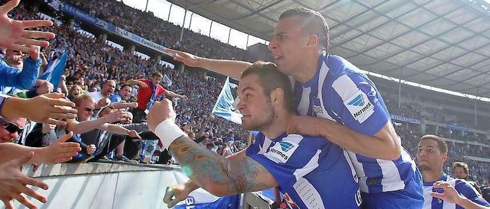 Ab in die Kurve: Pierre-Michel Lasogga und Änis Ben-Hatira feiern mit den Hertha-Fans.