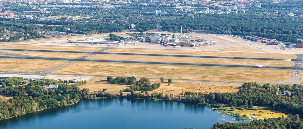 Blick nach Süden:  Vorne der See, dahinter TXL.
