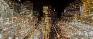 Weihnachtlich illuminiert ist der Kurfürstendamm in Berlin. (Archivbild)