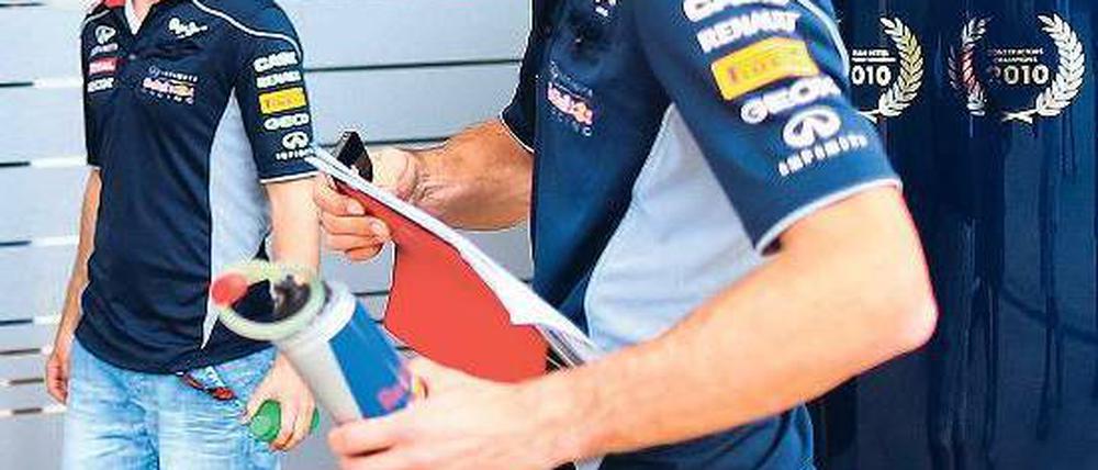 Was gibt’s denn heute Abend? Sebastian Vettel (links) und sein Red-Bull-Teamkollege Mark Webber setzen sich spätestens seit ihrem Zwist in Malaysia nicht mehr gemeinsam an einen Tisch. Foto: dpa