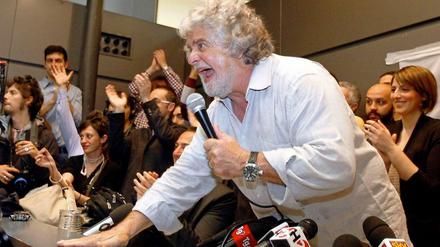 Beppe Grillo und seine Fünf-Sterne-Bewegung kritisierten die Wiederwahl des ehemaligen Staatschefs scharf.