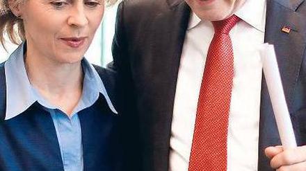 Zu nett? Arbeitsministerin Leyen hat ihren Fraktionschef Kauder vor der Frauenquoten-Abstimmung an diesem Donnerstag im Bundestag schlecht aussehen lassen.Foto: Kay Nietfeld/dpa