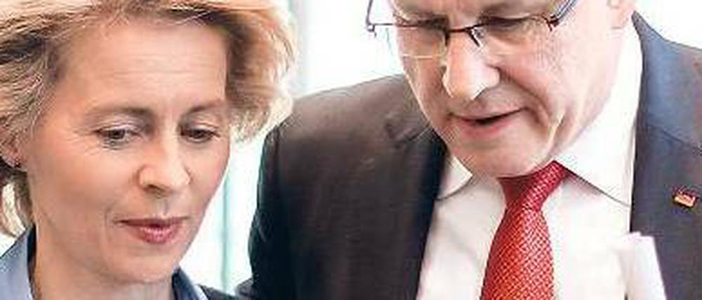 Zu nett? Arbeitsministerin Leyen hat ihren Fraktionschef Kauder vor der Frauenquoten-Abstimmung an diesem Donnerstag im Bundestag schlecht aussehen lassen.Foto: Kay Nietfeld/dpa