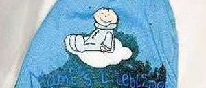 Trauriges Fundstück. Die Mutter kaufte noch Kleidung für ihr Neugeborenes. Dann ließ sie es verhungern. 