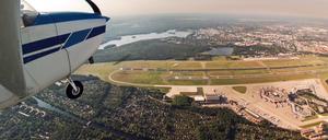 Eine Cessna über der Stadt Berlin - rechts der inzwischen geschlossene Flughafen Tegel. 