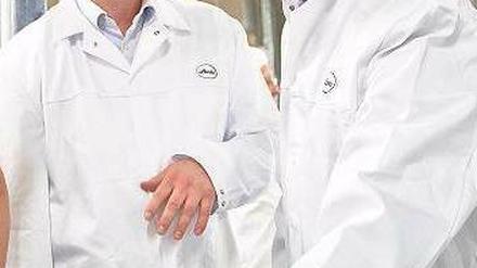 Das ist Marzipan? Minister Rösler zu Besuch bei der Firma Lemke. 
