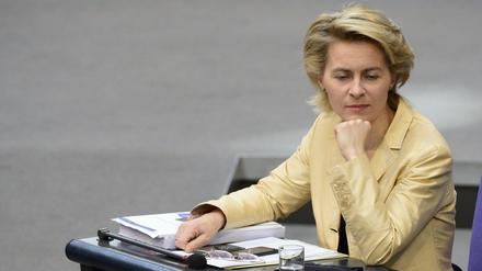 Ursula von der Leyen bekommt derzeit viel Kritik. Bundeskanzlerin Angela Merkel (CDU) hat dennoch ihrer Arbeitsministerin „ungebrochenes Vertrauen“ ausgesprochen. 