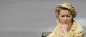 Ursula von der Leyen bekommt derzeit viel Kritik. Bundeskanzlerin Angela Merkel (CDU) hat dennoch ihrer Arbeitsministerin „ungebrochenes Vertrauen“ ausgesprochen. 