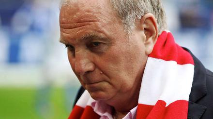 Uli Hoeneß zieht den Kopf ein. Aber seine Steuerhinterziehung wird sich wohl zum Dauerthema auswachsen.