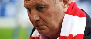 Uli Hoeneß zieht den Kopf ein. Aber seine Steuerhinterziehung wird sich wohl zum Dauerthema auswachsen.
