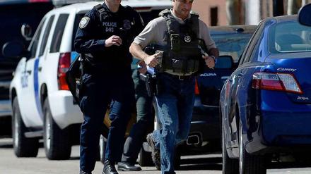 Sicherheitskräfte evakuieren das Bundesgericht in Boston.