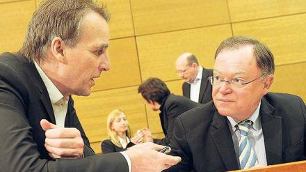 Führungsduo. Niedersachsens Ministerpräsident Stephan Weil (SPD, rechts) und Umweltminister Stefan Wenzel (Grüne) im Hannoveraner Landtag.
