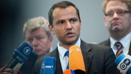 Bei ihrem Antritt versprachen Sebastian Edathy (mitte) und der Obmann der Grünen Wolfgang Wieland (l.) volle Aufklärung. Was sie jetzt hören, können sie manchmal selbst kaum fassen.