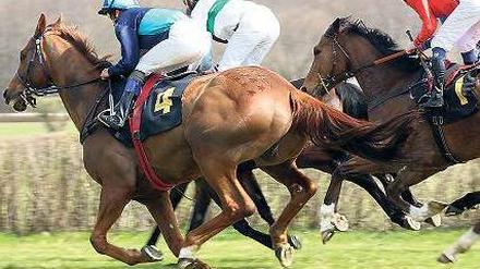 Sie galoppieren wieder. Auf der Rennbahn Hoppegarten wurde am Sonntag der an Ostern ausgefallene Saisonstart nachgeholt. Foto: dpa