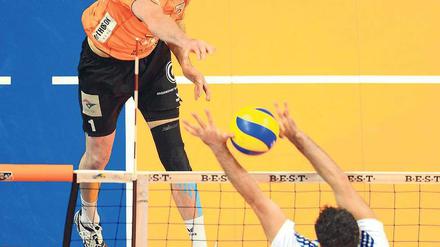 Rein damit! Der Berliner Scott Touzinsky schmettert den Ball an Jose Rivera vorbei ins Feld. Foto: Camera 4