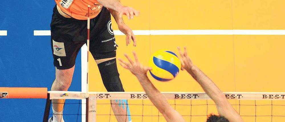 Rein damit! Der Berliner Scott Touzinsky schmettert den Ball an Jose Rivera vorbei ins Feld. Foto: Camera 4