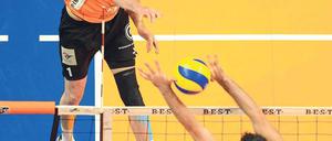 Rein damit! Der Berliner Scott Touzinsky schmettert den Ball an Jose Rivera vorbei ins Feld. Foto: Camera 4