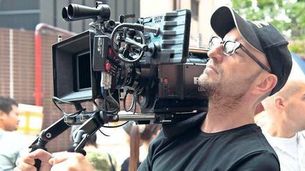 Steven Soderbergh 2009, am Set von „Contagion“.