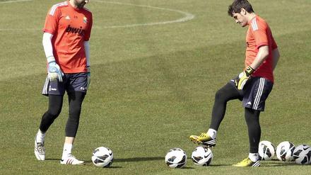 Und Iker schaut zu: Diego Lopez (l.) war zuletzt ein sicherer Rückhalt für Real, nachdem Iker Casillas von Trainer Jose Mourinho degradiert wurde.