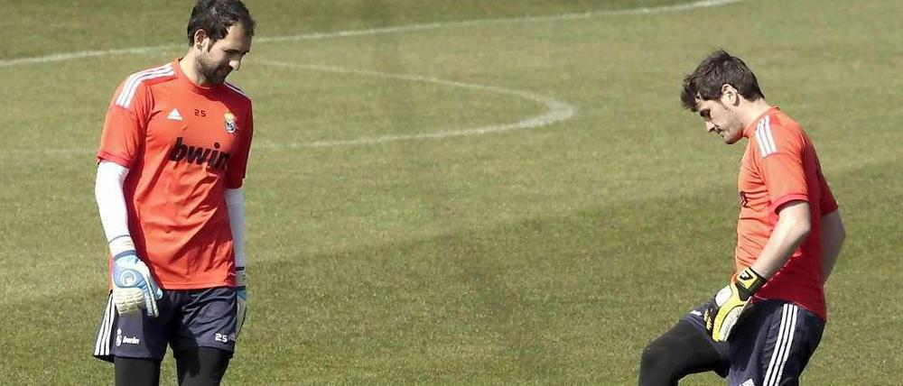 Und Iker schaut zu: Diego Lopez (l.) war zuletzt ein sicherer Rückhalt für Real, nachdem Iker Casillas von Trainer Jose Mourinho degradiert wurde.