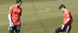 Und Iker schaut zu: Diego Lopez (l.) war zuletzt ein sicherer Rückhalt für Real, nachdem Iker Casillas von Trainer Jose Mourinho degradiert wurde.