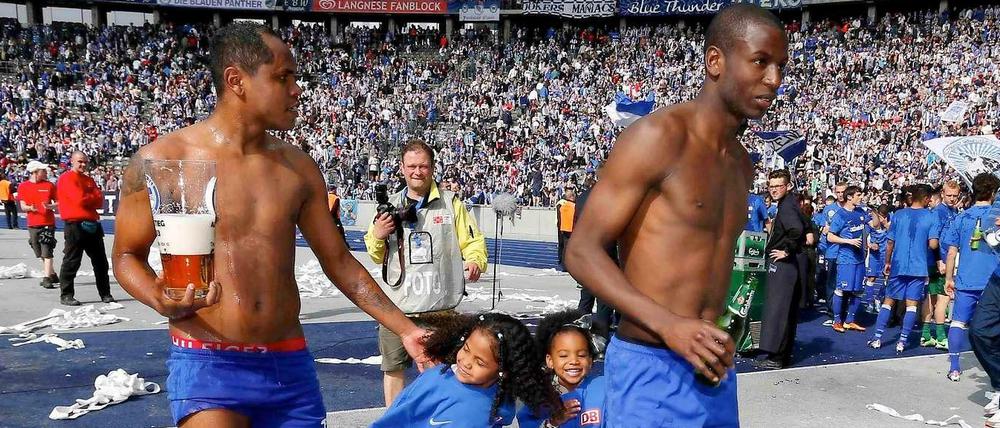 Ein bisschen Party - Herthas Ronny und Ramos samt Bier und töchterlichem Anhang