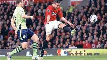 Zum Ersten, zum Zweiten... Gegen Aston Villa traf van Persie dreimal. Foto: Reuters