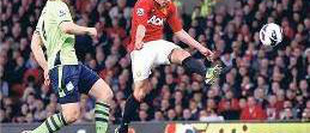 Zum Ersten, zum Zweiten... Gegen Aston Villa traf van Persie dreimal. Foto: Reuters