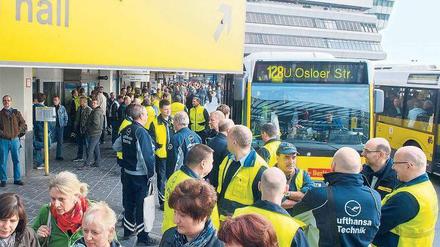Bunte Begrüßung in Tegel. Am Montag fielen bundesweit 1650 Flüge aus. Foto: dpa
