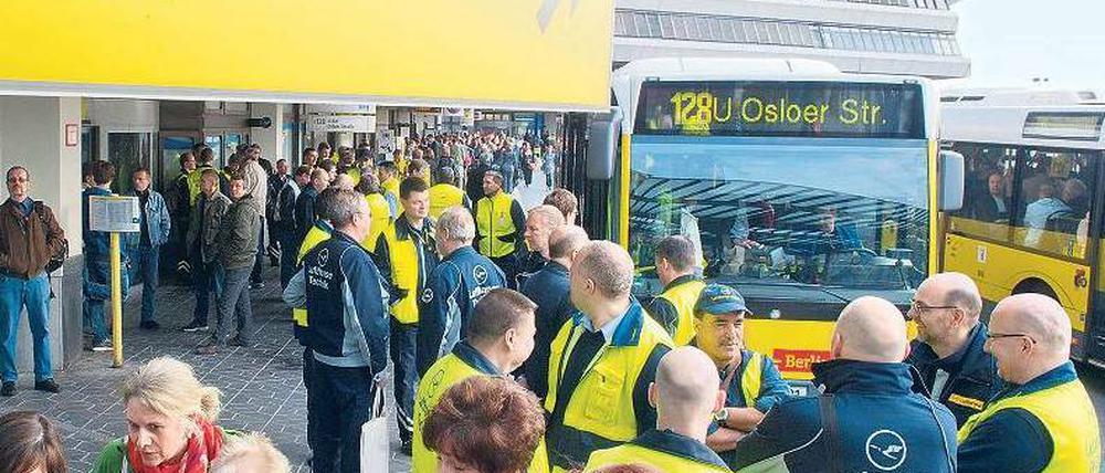 Bunte Begrüßung in Tegel. Am Montag fielen bundesweit 1650 Flüge aus. Foto: dpa