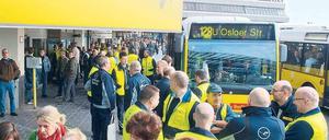 Bunte Begrüßung in Tegel. Am Montag fielen bundesweit 1650 Flüge aus. Foto: dpa