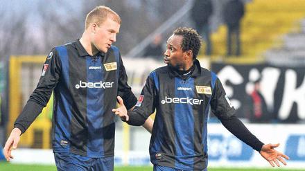 Sag du mir, woran es liegt. Adam Nemec (l.) und Patrick Zoundi sind angesichts der Formkrise des 1. FC Union ratlos. Foto: dpa