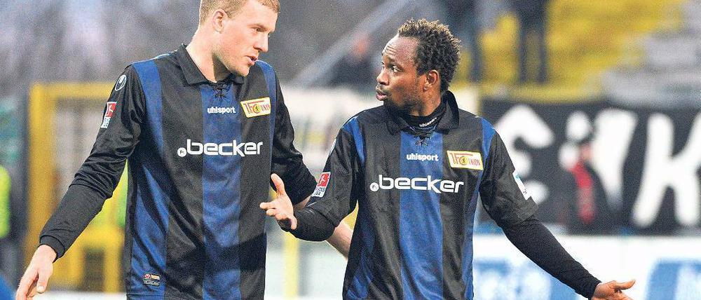 Sag du mir, woran es liegt. Adam Nemec (l.) und Patrick Zoundi sind angesichts der Formkrise des 1. FC Union ratlos. Foto: dpa
