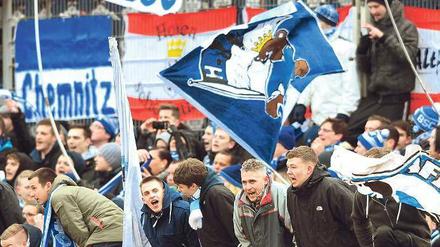 Quer durch die Republik. Die Fans von Hertha BSC reisten in dieser Zweitliga-Saison mit ihrer Mannschaft an so manchen exotischen Fußballort, wie hier nach Regensburg.