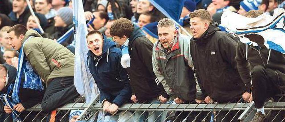 Quer durch die Republik. Die Fans von Hertha BSC reisten in dieser Zweitliga-Saison mit ihrer Mannschaft an so manchen exotischen Fußballort, wie hier nach Regensburg.
