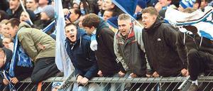 Quer durch die Republik. Die Fans von Hertha BSC reisten in dieser Zweitliga-Saison mit ihrer Mannschaft an so manchen exotischen Fußballort, wie hier nach Regensburg.