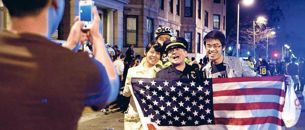 Wie am Nationalfeiertag. Eine Twitter-Nachricht der Polizei vermeldete den Erfolg der Fahnder. In Boston brach danach Volksfeststimmung aus. Foto: Kayana Szymczak/AFP