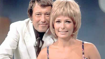 Paar und Ehepaar. Vivi Bach und Dietmar Schönherr bei der gemeinsamen Moderation der Fernsehshow „Wünsch Dir was“ 1971. 